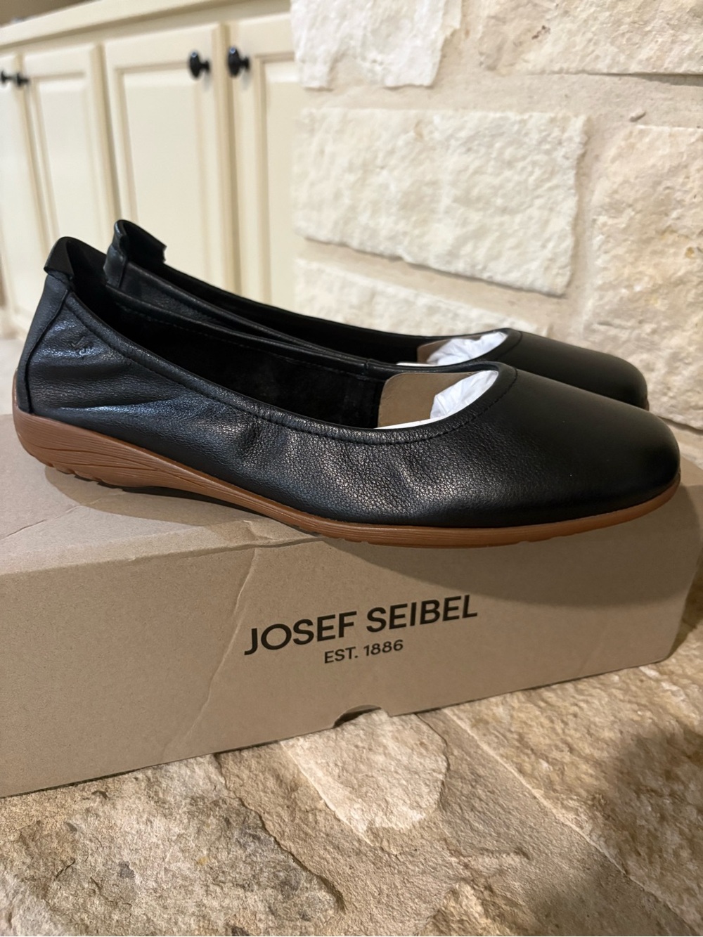 Josef Seibel Black Leather Fenja Flats in Size 7.5 (38) NEW in Box
